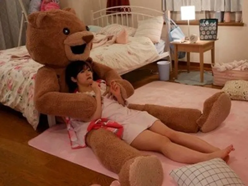 Chú gấu nhồi bông và em nữ học sinh ngây thơ